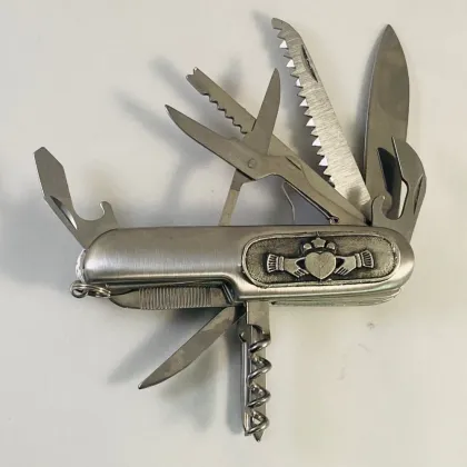 Zdjęcie Wyjątkowy scyzoryk z pewteru z emblematem zdobionym wzorem Claddagh