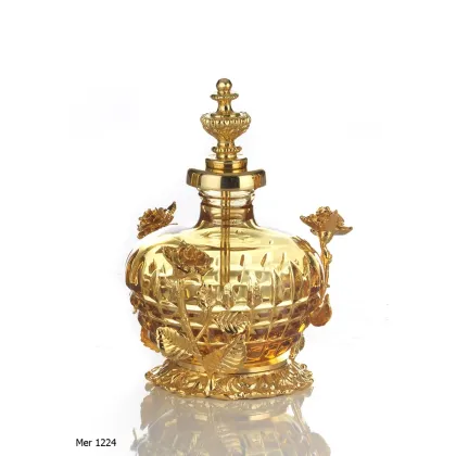 Zdjęcie Elegancka butelka na perfumy z grawerowanego kryształu i złoconego brązu