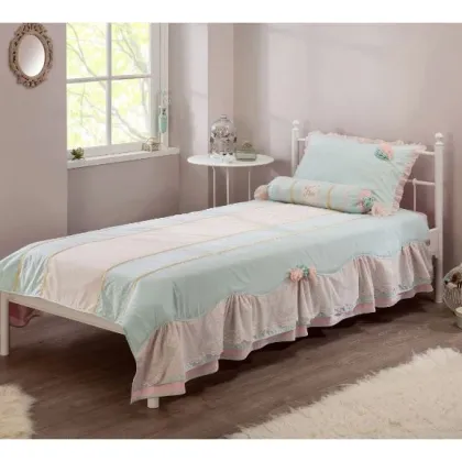 Zdjęcie Śliczna narzuta z  falbanami do dziewczęcego pokoju - Cilek