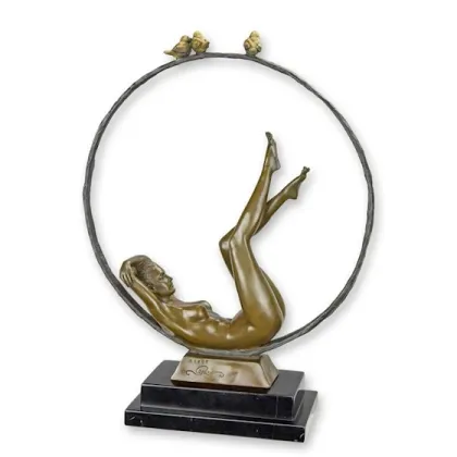 Zdjęcie Wyjątkowa rzeźba kobiety z kołem hula hop z brązu