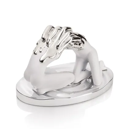 Zdjęcie Rzeźba przedstawiająca uścisk w kolorze białym i srebrnym