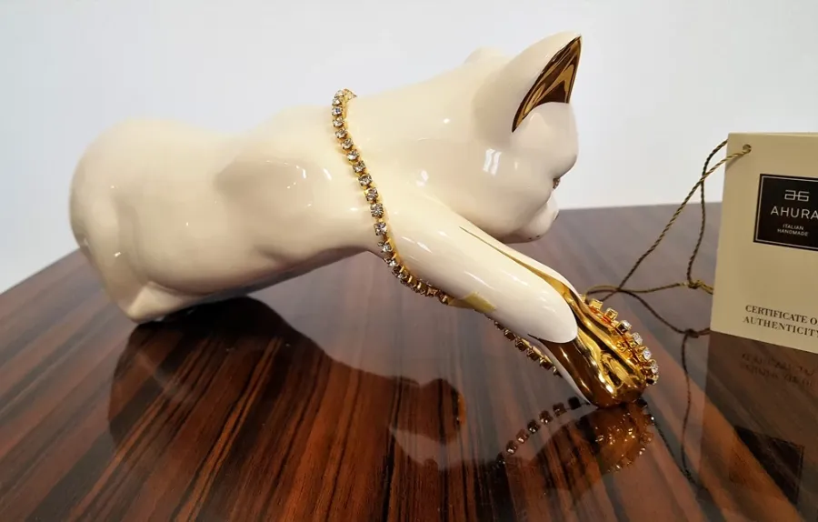 obrazek 3 Ekskluzywna figurka ceramicznego kota w kolorze kości słoniowej lub czerni