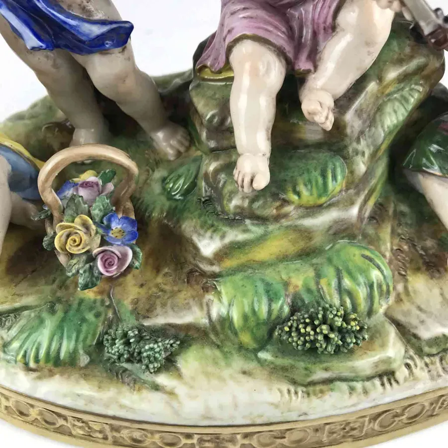 obrazek 7 Grupa muzycznych aniołków z polichromowanej i złoconej porcelany, ręcznie malowana