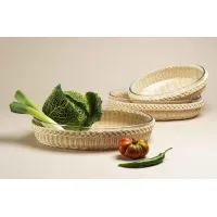 Picture Oval baking dish basket made of natural wicker, containing Pyrex glass