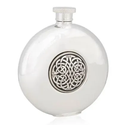 Zdjęcie Niepowtarzalna piersiówka zdobiona niekończącym się węzłem – prezent na szczególną okazję