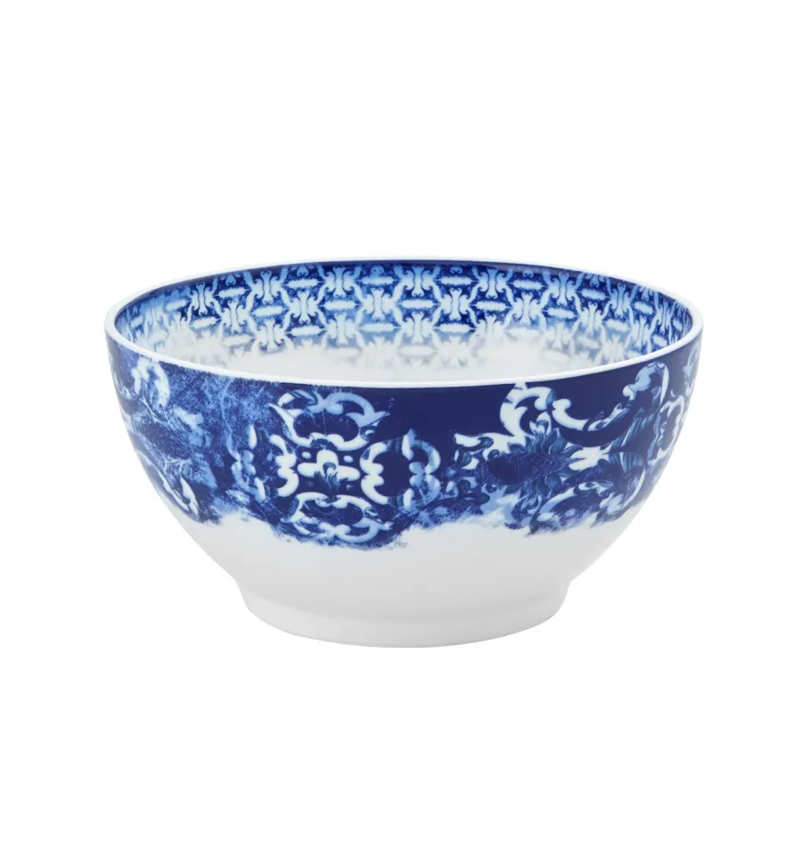 obrazek 1 Mała miska na sałatkę z porcelany z kolekcji Timeless z granatowym ozdobnym wzorem - Vista Alegre