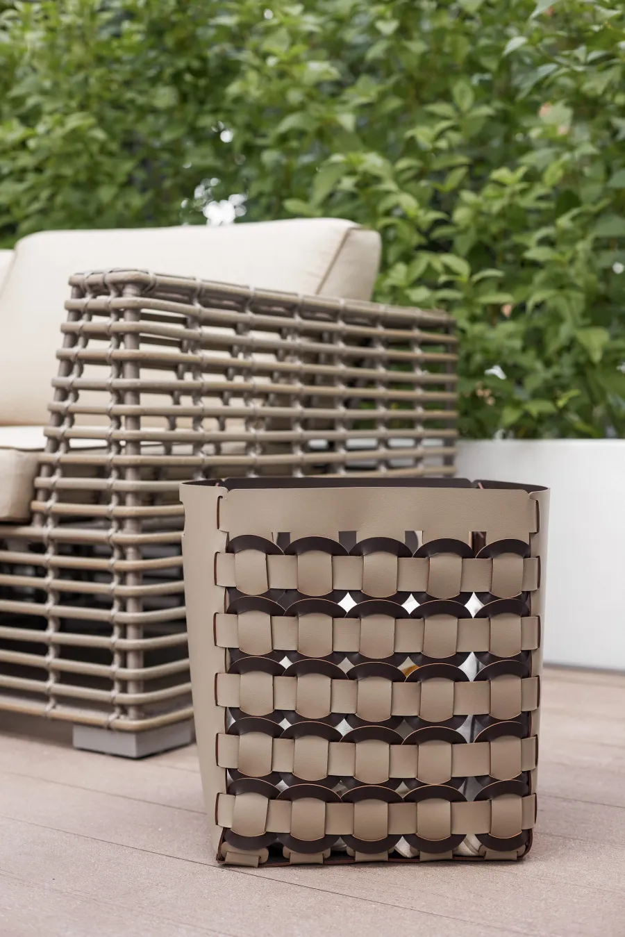 obrazek 2 Stylowy czarny kosz Geometria Rotonda 35x35xH40 cm z okrągłym skórzanym splotem