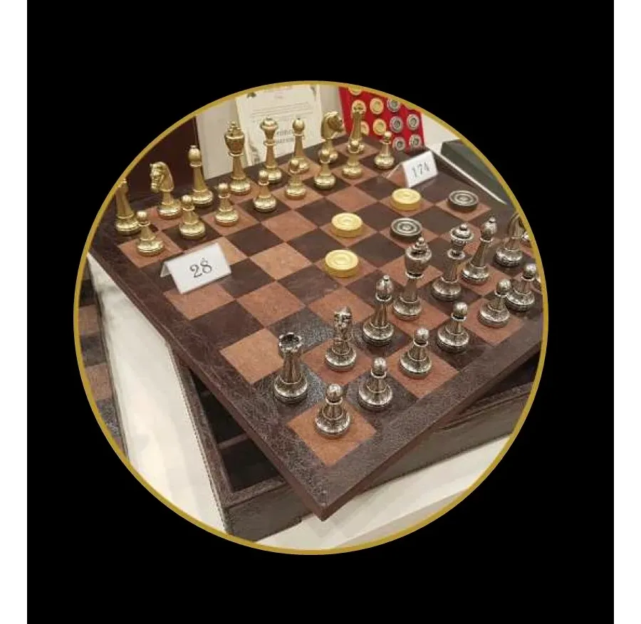 obrazek 1 Brązowy zestaw szachowy z metalicznymi figurami - Luxury Products
