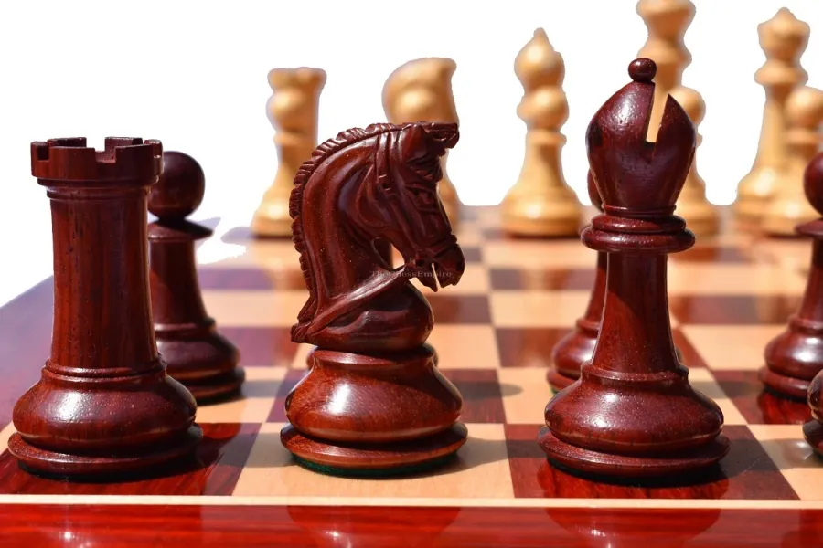 obrazek 6 Stylowy zestaw szachowy ukazujący drobiazgowe detale wykonania ręcznego - The Chess Empire