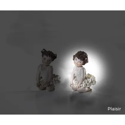 Zdjęcie Porcelanowa dziewczynka ubrana w sznurkową tutu - Sibania
