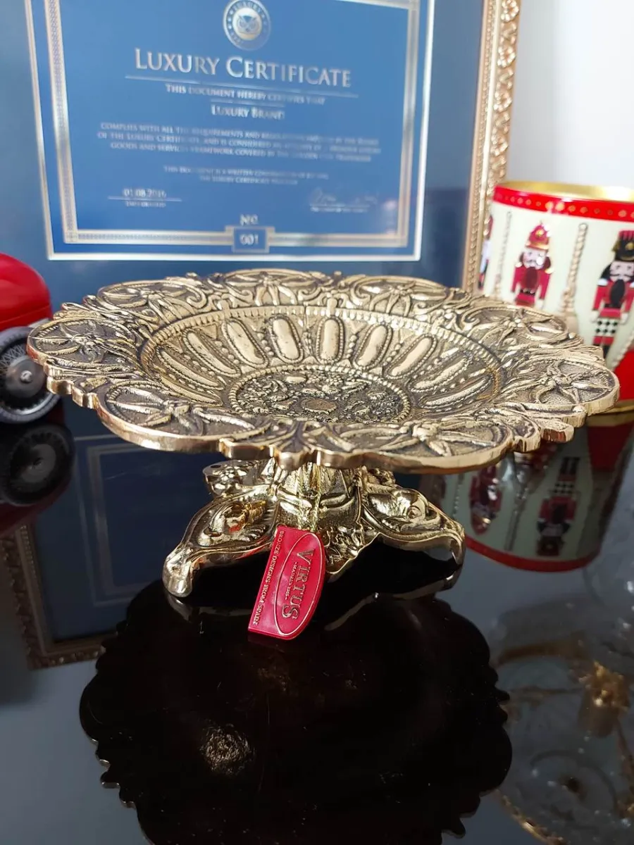picture 4 Round plates with heart-shaped leaves fretwork