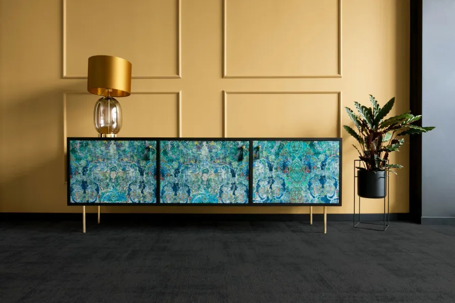 obrazek 1 Nietuzinkowa komoda  wykonana z forniru , mosiądzu i tkaniny najwyższej jakości - Spilla Marocchina