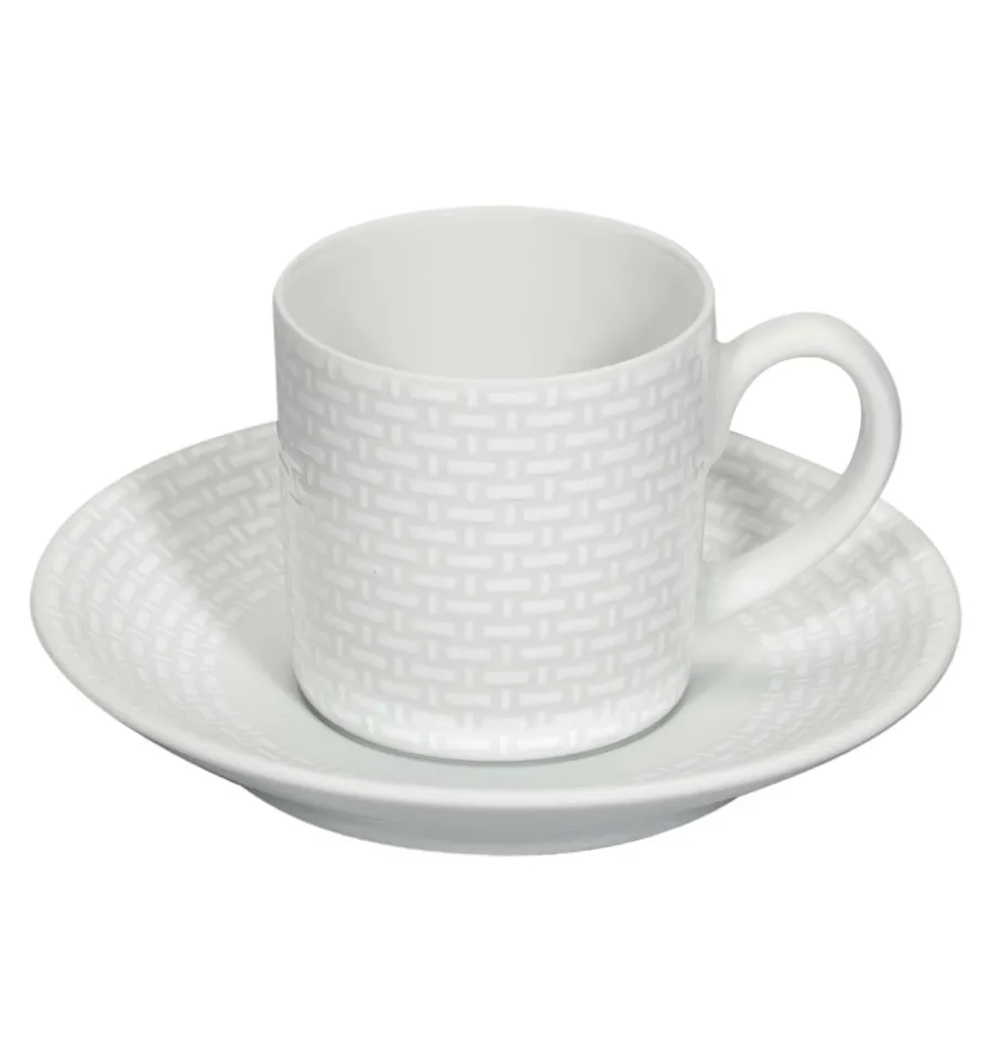 obrazek 1 Biała klasyczna filiżanka do kawy ze spodkiem z porcelany z kolekcji Cesta z ozdobną dekoracją reliefową - Vista Alegre