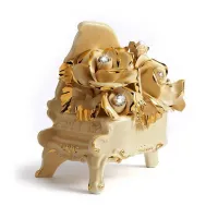 Zdjęcie Niesamowita figurka fortepianu jako dekoracja na biurko