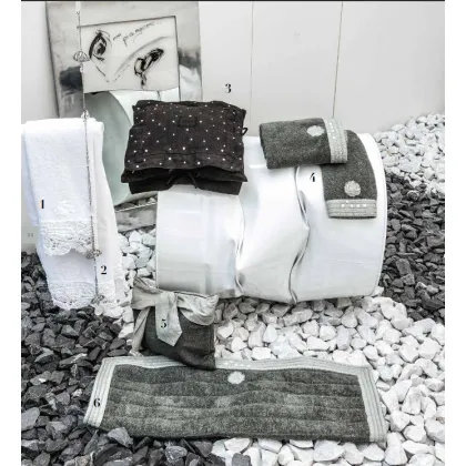 Zdjęcie Dywanik łazienkowy 60x90 cm zdobiony kwadratowymi kamieniami dekoracyjnymi