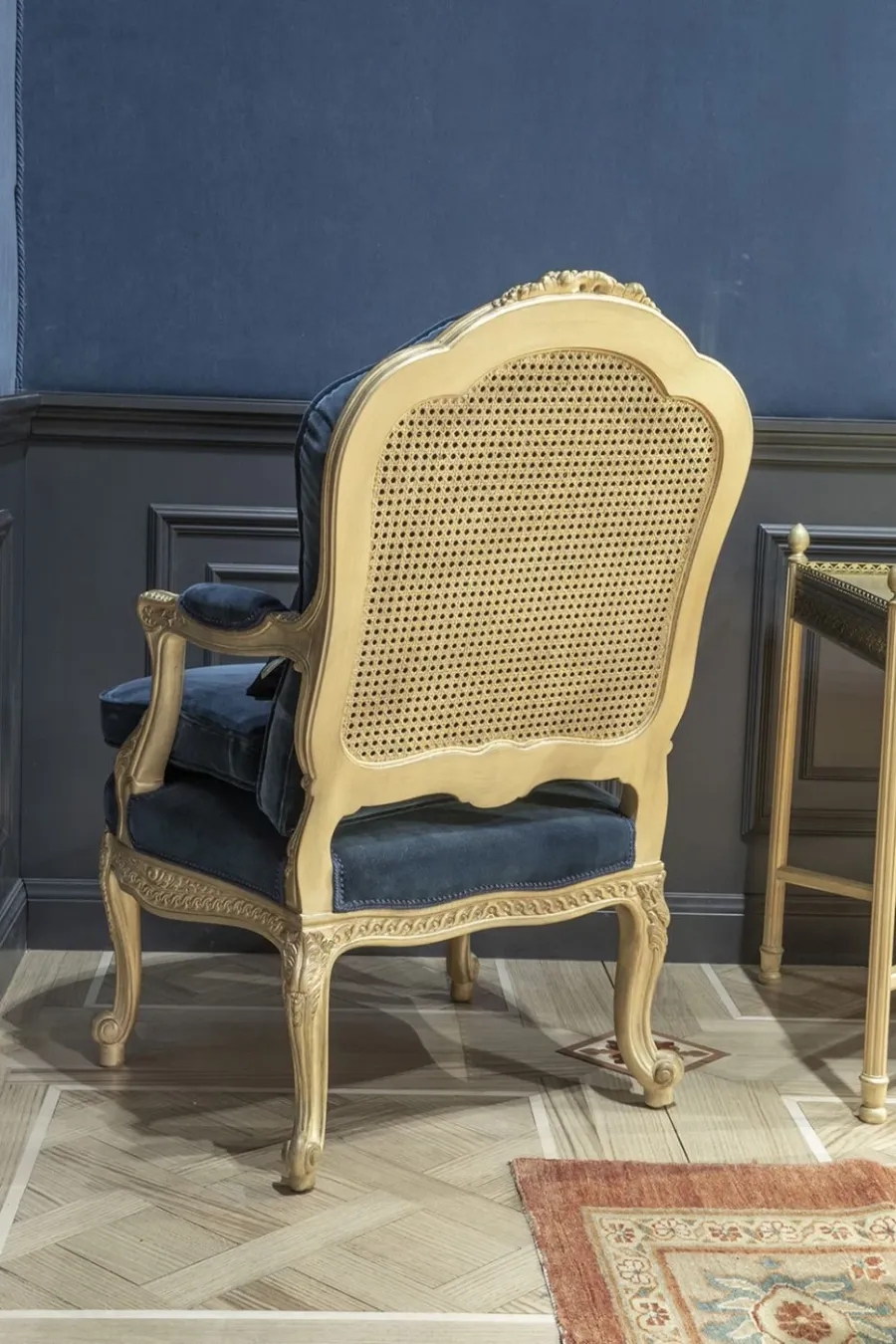 obrazek 3 Wyjątkowy fotel do salonu z Włoch