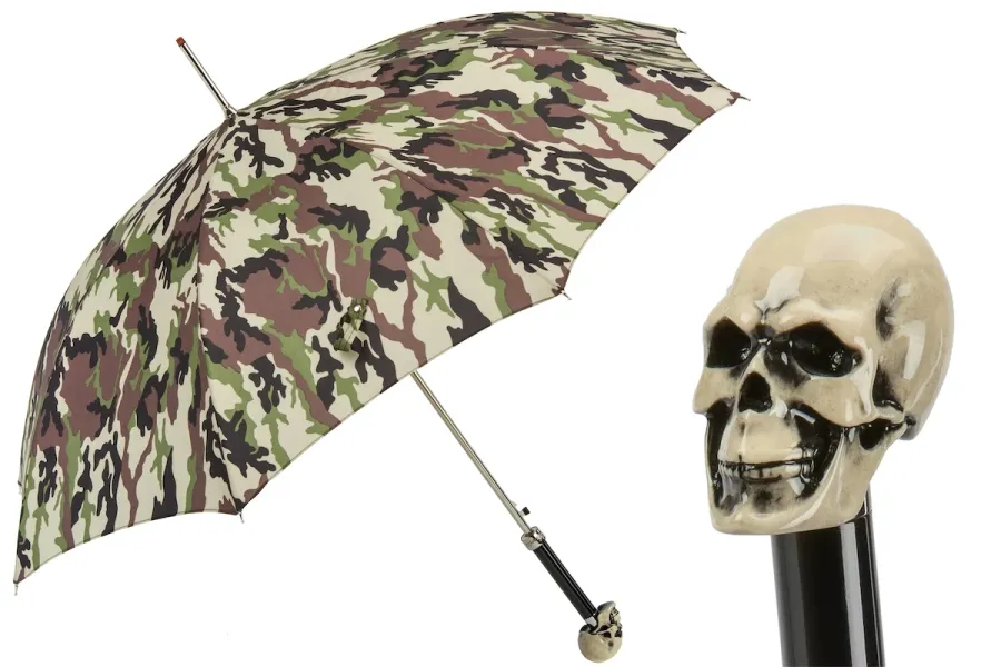 obrazek 1 Wyjątkowy parasol męski w brązowym wzorze kamuflażu z rączką w kształcie czaszki – Pasotti