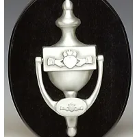 Zdjęcie Wyjątkowa kołatka do drzwi zdobiona wzorem Claddagh wykonana z cyny irlandzkiej