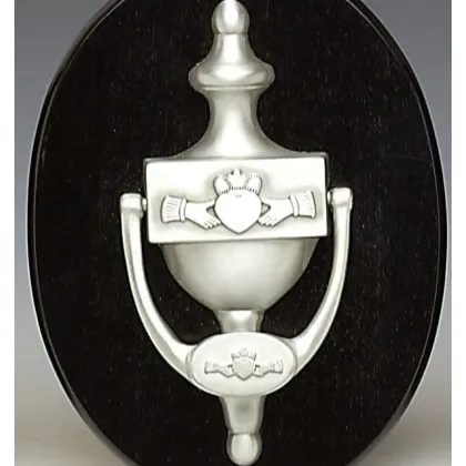 Zdjęcie Wyjątkowa kołatka do drzwi zdobiona wzorem Claddagh wykonana z cyny irlandzkiej