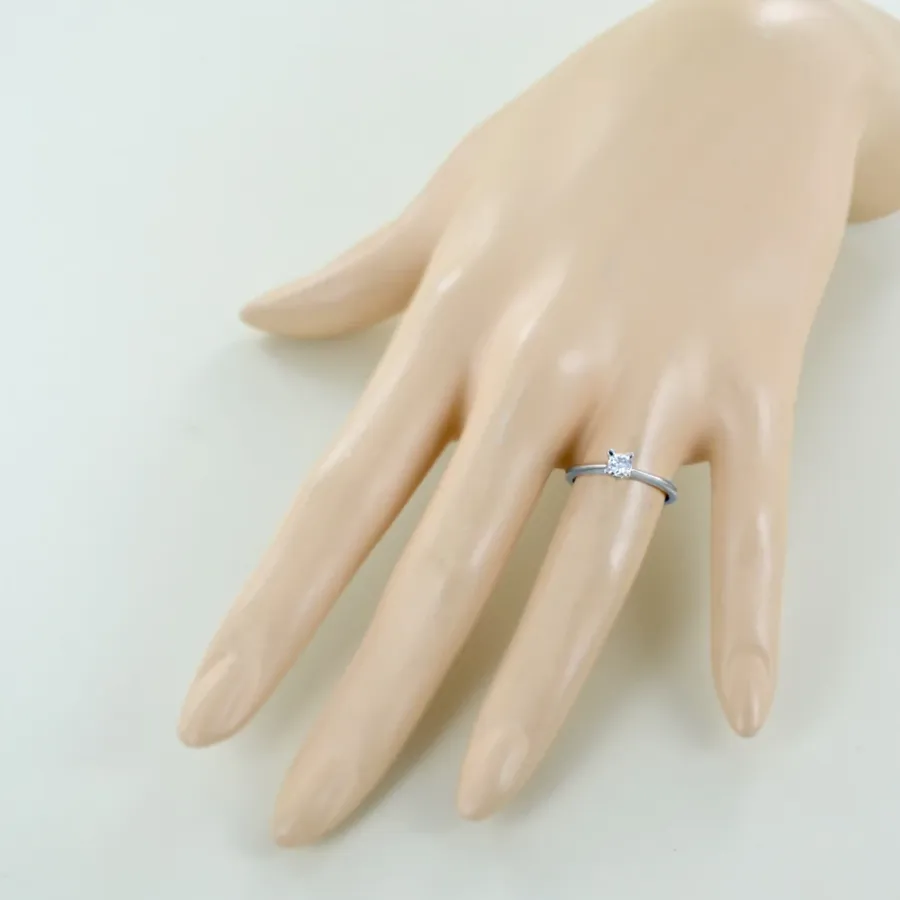 obrazek 2 Średni pierścionek Solitaire ze złota z diamentem w oprawie