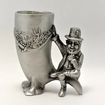 Zdjęcie Cynowa miarka / naczynie na trunek z przedstawieniem irlandzkiego skrzata