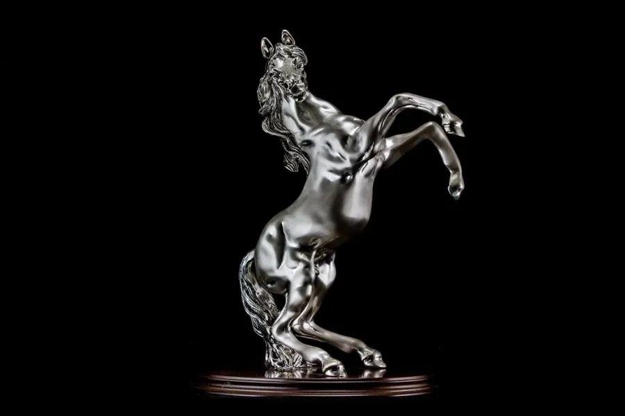 obrazek 1 Urokliwa średna figura galopującego konia