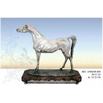 Zdjęcie Piękna figura konia włoskiego producenta