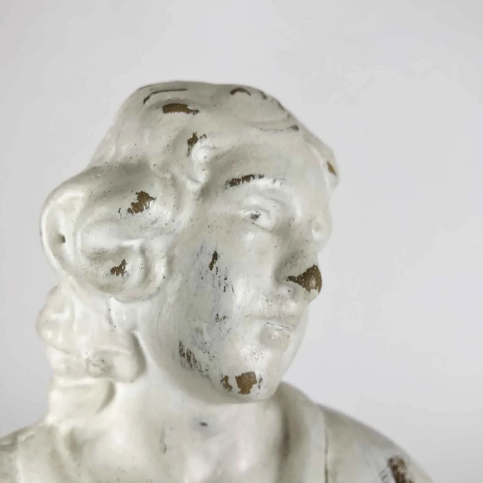 Lampa do salonu Angelo z rzeźbionego i białego lakierowanego drewna
