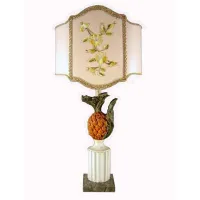 Zdjęcie Rzeźbiona drewniana lampa stołowa z ananasem