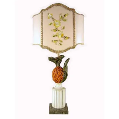 Zdjęcie Rzeźbiona drewniana lampa stołowa z ananasem