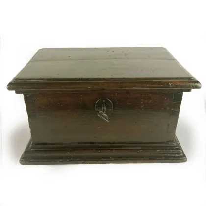 Zdjęcie Orzechowe pudełko z wieczkiem i funkcjonalnym zamkiem, ciemna patyna z końca XVIII wieku