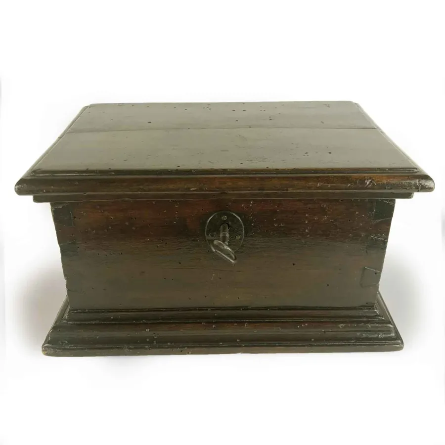 obrazek 1 Orzechowe pudełko z wieczkiem i funkcjonalnym zamkiem, ciemna patyna z końca XVIII wieku