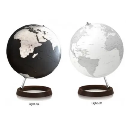 Picture Full circle reflection - a unique desk globe!