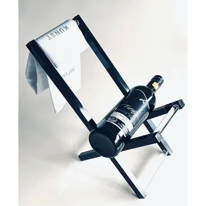 Zdjęcie Luksusowy prezentowy zestaw: stojak na wino w kształcie krzesła + ściereczka kuchenna + organiczne czerwone wino Firefly