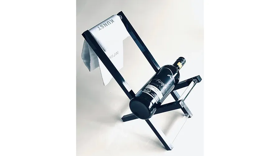 obrazek 1 Luksusowy prezentowy zestaw: stojak na wino w kształcie krzesła + ściereczka kuchenna + organiczne czerwone wino Firefly