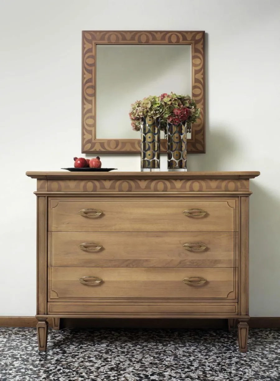 picture 1 Classic chest of drawers for a luxury apartment - Cantiero