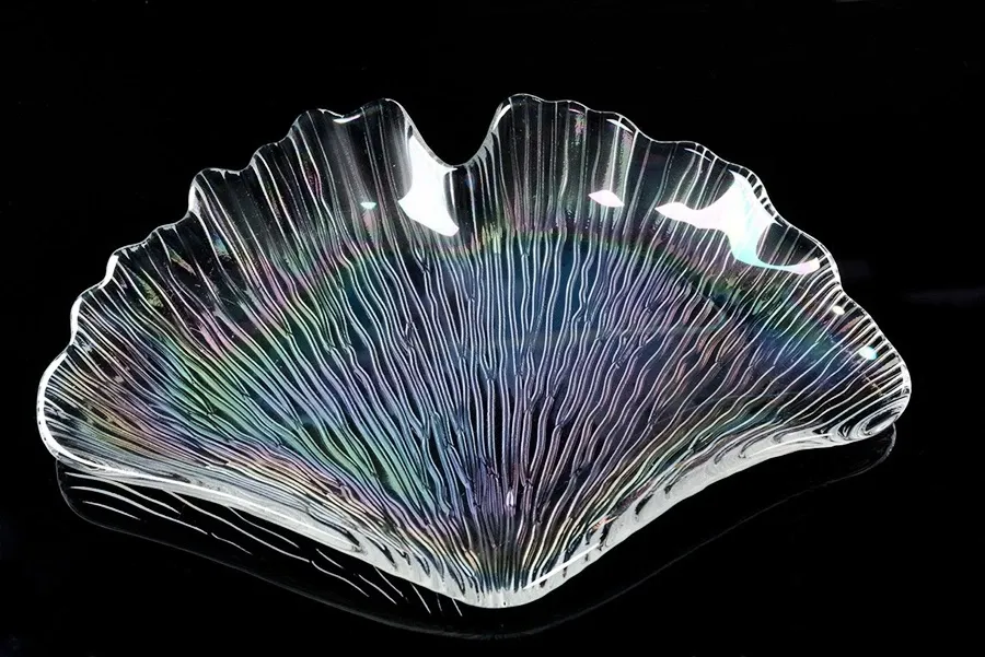 picture 1 Original shell shaped dish made of iridescent glass