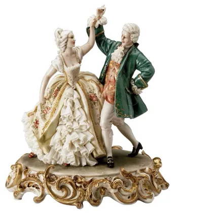 Zdjęcie Kobieta i mężczyzna z porcelany tańczący menueta