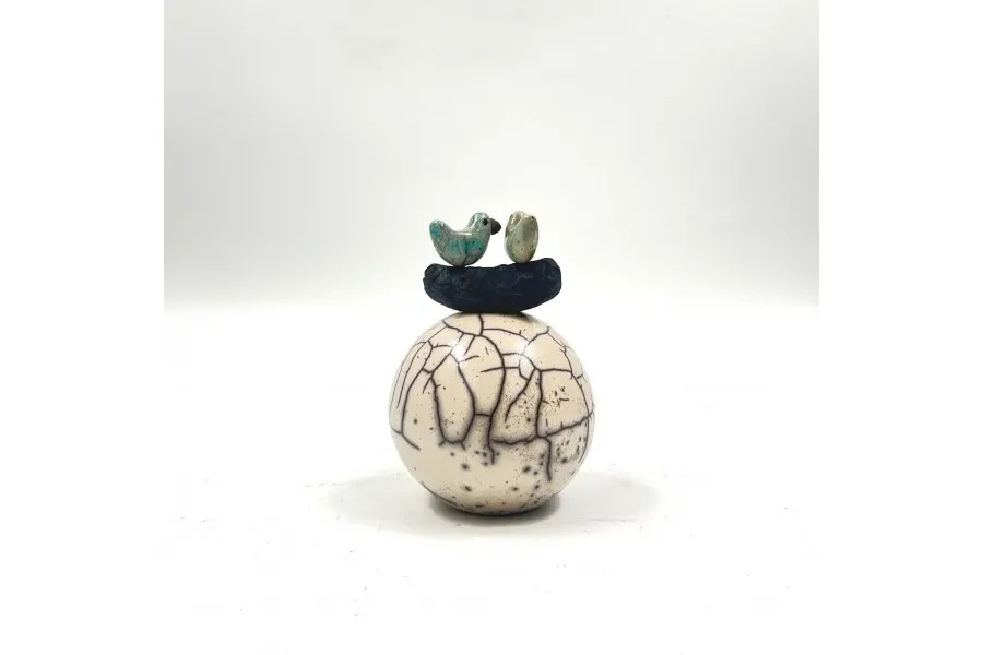 obrazek 3 Cudowna figurka ptaszków na piłce w rozmiarze XS - elegancka ozdoba na prezent