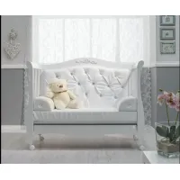 Zdjęcie Urokliwa sofa z podłokietnikami w kolorze ivory - Italbaby