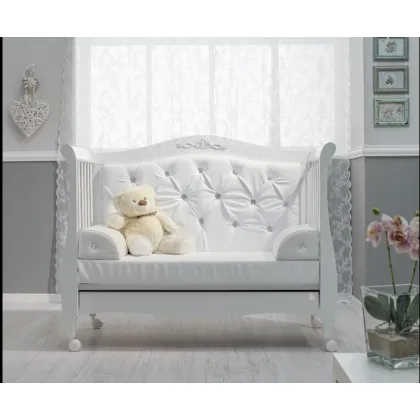 Zdjęcie Urokliwa sofa z podłokietnikami w kolorze ivory - Italbaby