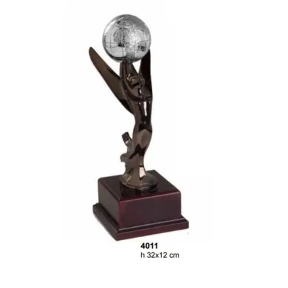 Zdjęcie Piękna statuetka z globusem na biurko