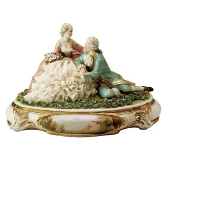 Zdjęcie Porcelanowa figurka kobiety i mężczyzny