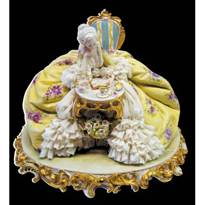 Zdjęcie Porcelanowa figurka kobiety z książką