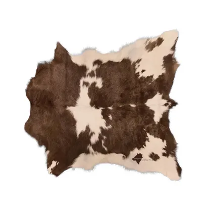 Zdjęcie Stylowy dywan skórzany w kolorze brązowo-białym
