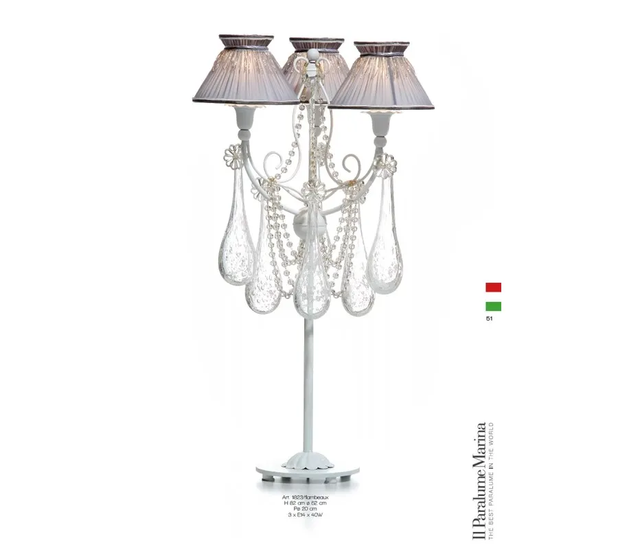 obrazek 1 Lampa stołowa z trzema światłami z białego metalu z wisiorkami ze szkła Murano i kloszami z tkaniny - Il Paralume Marina