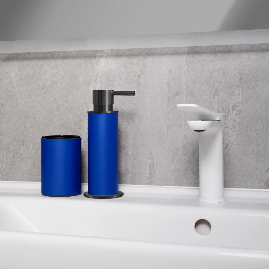 obrazek 2 Luksusowy skórzany uchwyt na kubek Ø7xH10,5 cm w wyjątkowym kolorze błękitu Majorelle