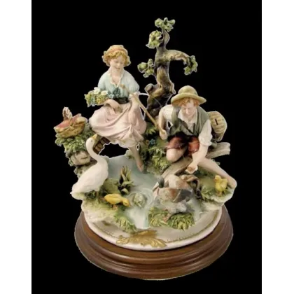 Zdjęcie Elegancka figurka z porcelany - dzieci nad stawem