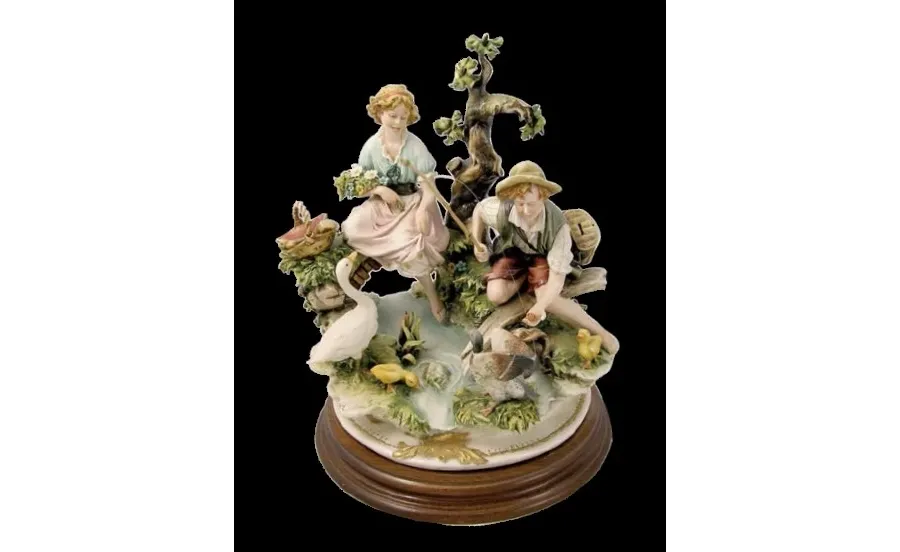 obrazek 1 Elegancka figurka z porcelany - dzieci nad stawem