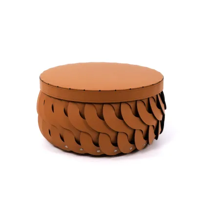 Zdjęcie Kosz składający się z przecinających się ze sobą elementów ze skóry